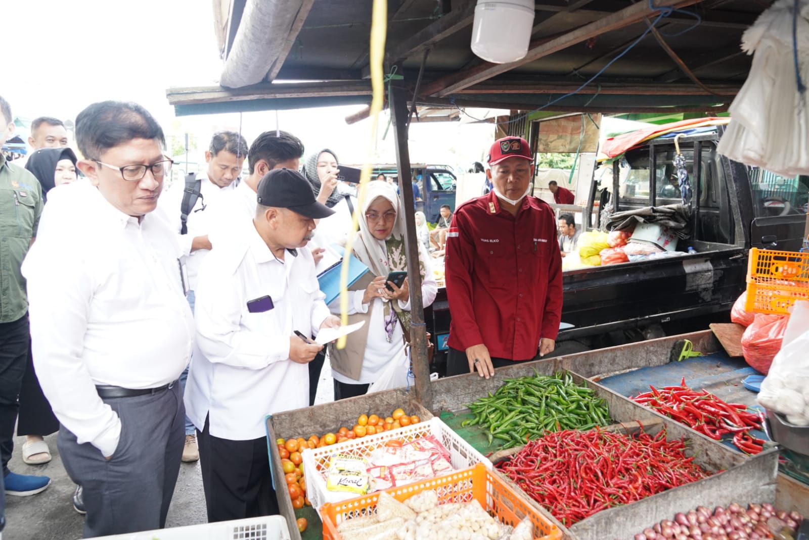 Tim Satgas Pangan Bersama TPID Prov. Kalteng Lakukan Pemantauan Harga Bahan Pokok Di Pasar Besar