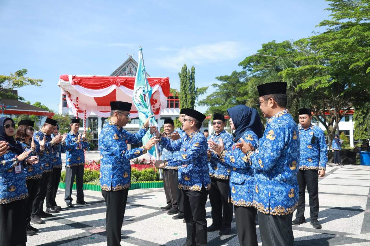 Plt. Sekda Prov. Kalteng Leonard S. Ampung Melepas Korpri Kalteng Ikuti Pornas Korpri XVII