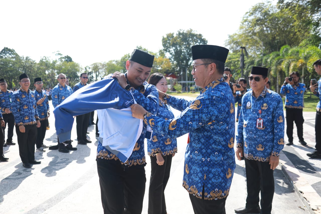 Plt. Sekda Prov. Kalteng Leonard S. Ampung Melepas Korpri Kalteng Ikuti Pornas Korpri XVII