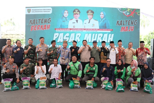 Gubernur Kalteng Agustiar Sabran Lakukan Penyerahan Paket Sembako