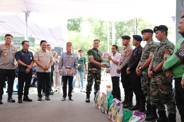 Gubernur Kalteng Agustiar Sabran Lakukan Penyerahan Paket Sembako