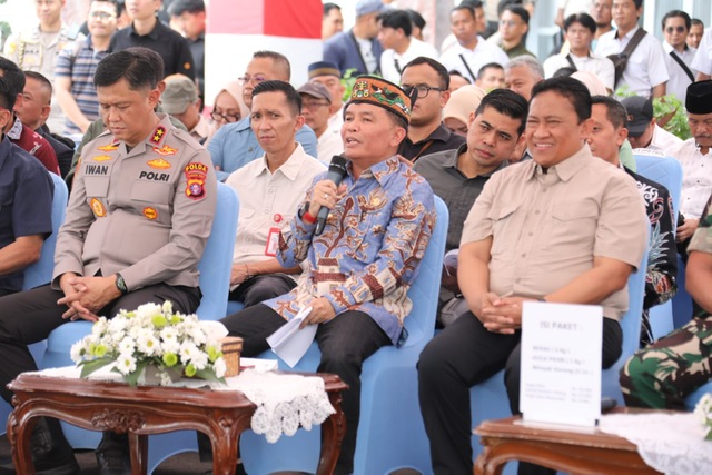Gubernur Kalteng Agustiar Sabran Lakukan Penyerahan Paket Sembako