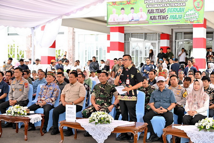 Kepala BAPPERIDA Prov. Kalteng Dampingi Gubernur Dalam Pembagian Sembako
