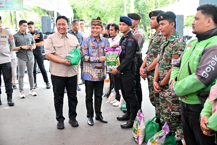 Kepala BAPPERIDA Prov. Kalteng Dampingi Gubernur Dalam Pembagian Sembako