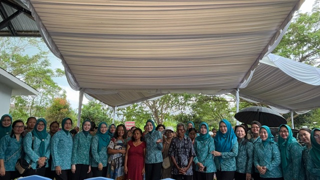 Ketua TP-PKK Kalteng Aisyah Thisia Agustiar Sabran Dengan Organisasi Perangkat Daerah Gelar Bakti Sosial Dalam Rangka Hari Kesatuan Gerak PKK ke-53 Tahun 2025