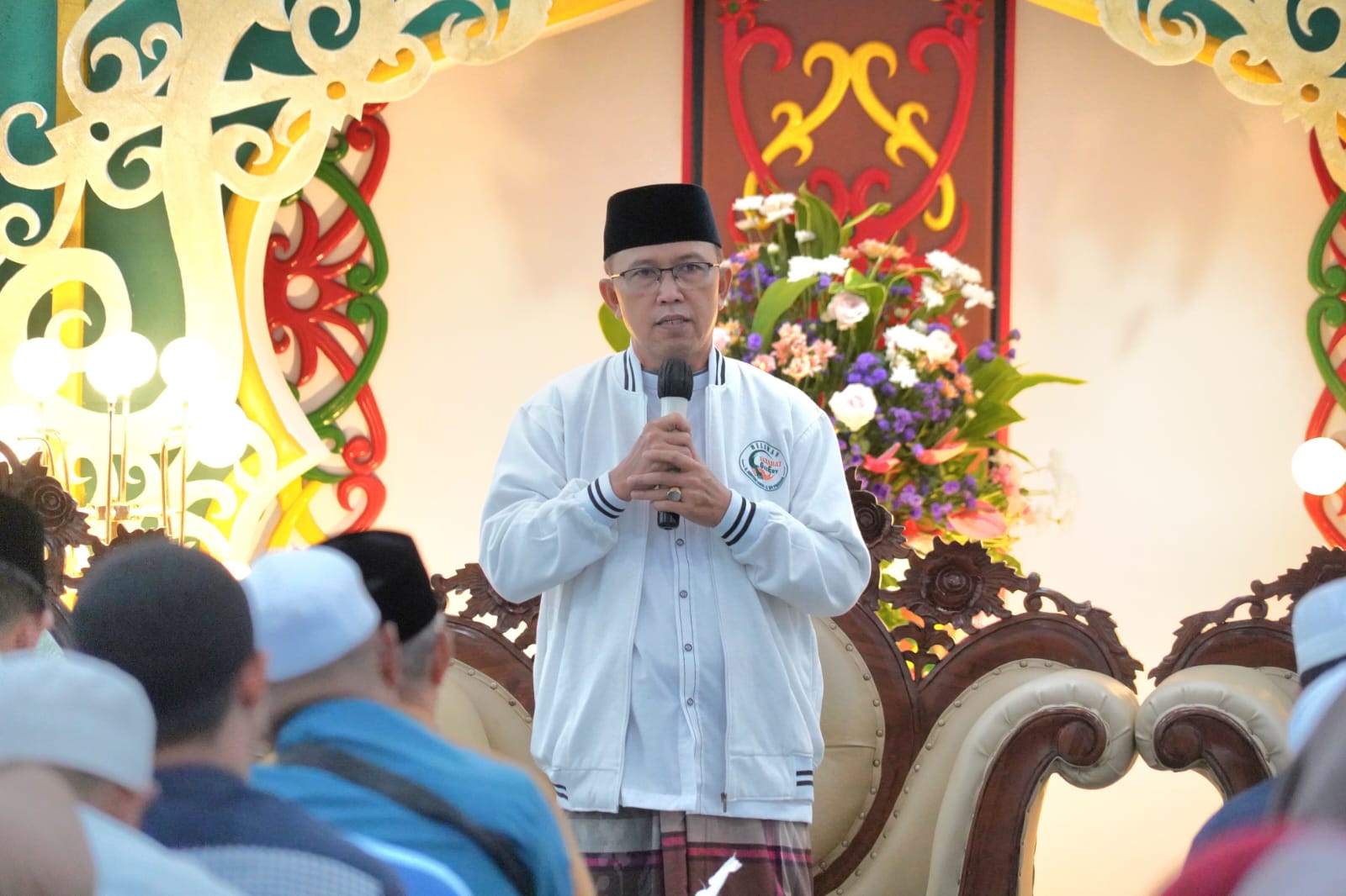 Ketua Tanfidziyah PWNU Kalteng Wakili Gubernur Kalteng Serahkan Tali Asih
