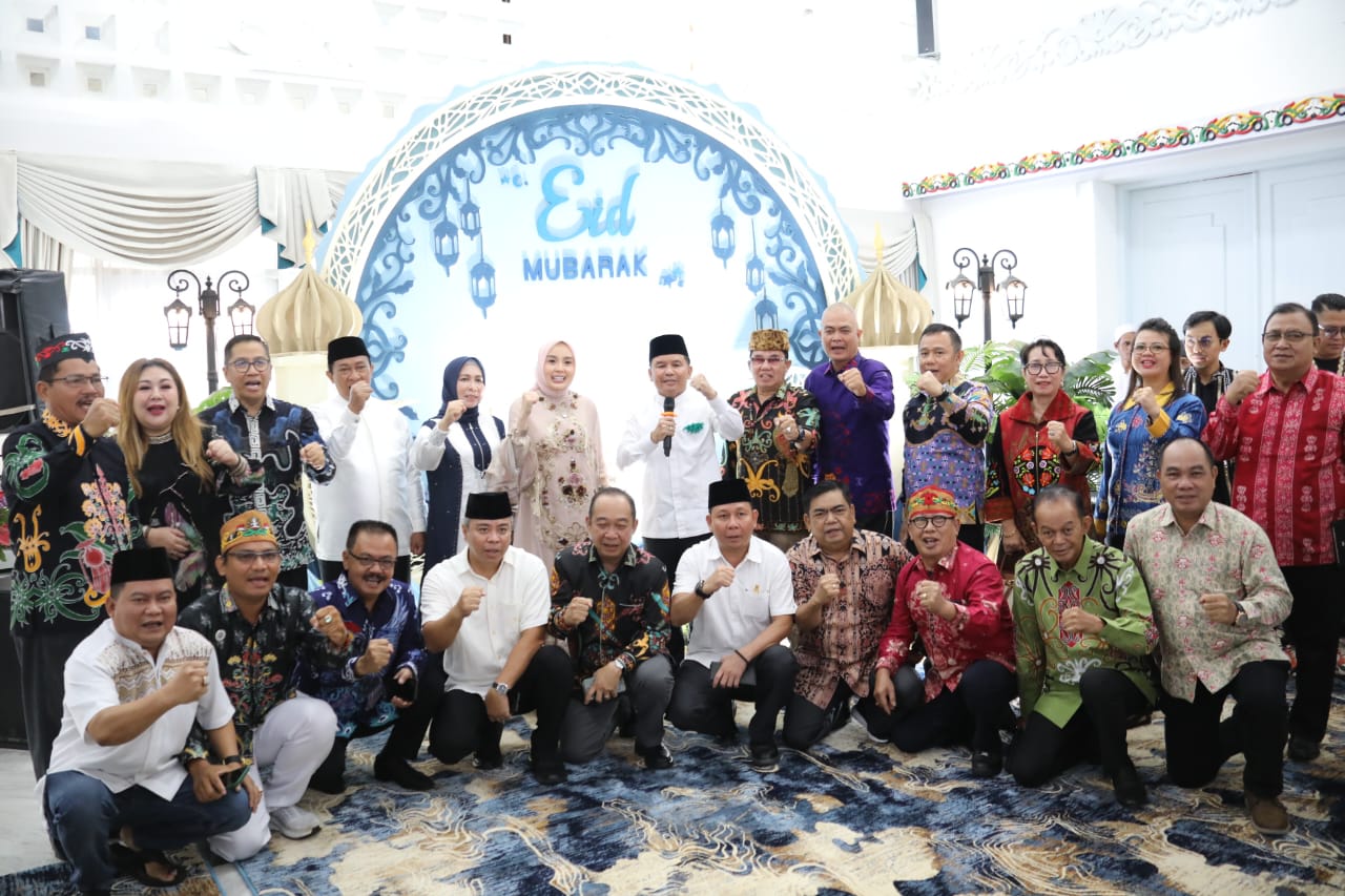 Gubernur Kalteng Agustiar Sabran dan Wagub Kalteng Edy Pratowo Salat Idulfitri 1446 Hijriah