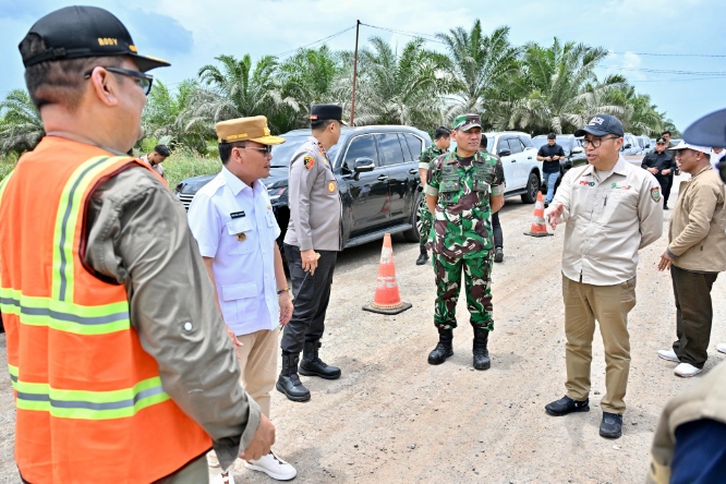 Kepala BAPPERIDA Prov. Kalteng Leonard S. Ampung Dampingi Gubernur Kalteng Agustiar Sabran Tinjau Progres Pembangunan Ruas Jalan Lingkar Selatan Sampit