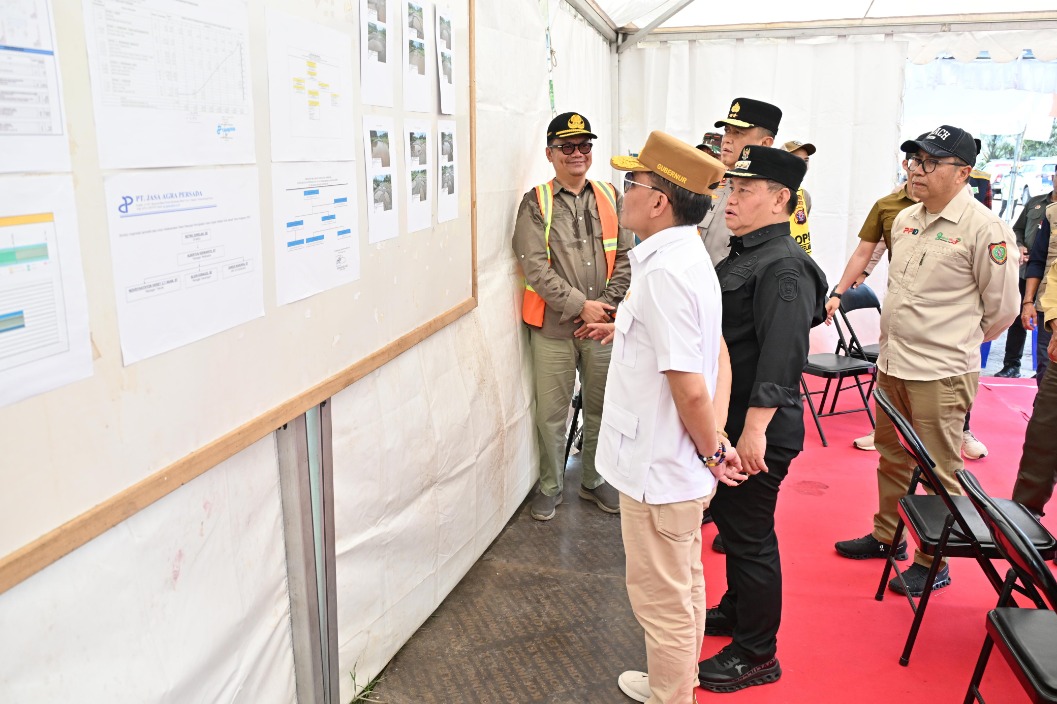 Kepala BAPPERIDA Prov. Kalteng Leonard S. Ampung Dampingi Gubernur Kalteng Agustiar Sabran Tinjau Progres Pembangunan Ruas Jalan Lingkar Selatan Sampit