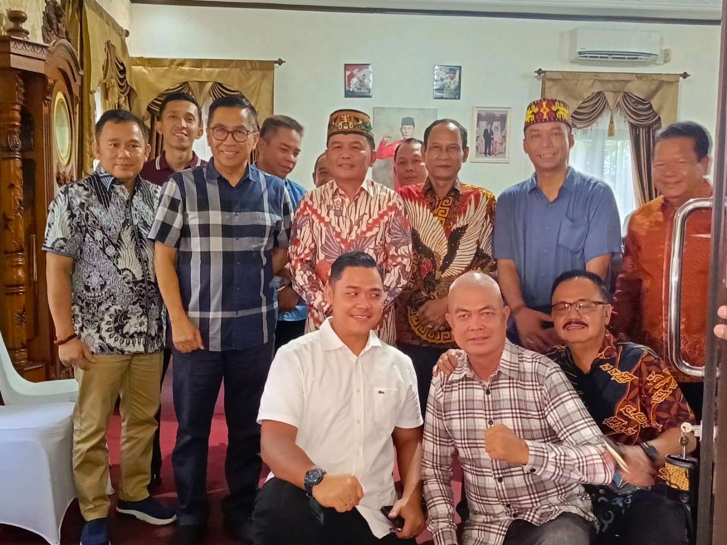 Kepala BAPPERIDA Prov. Kalteng Leonard S. Ampung Dampingi Gubernur Kunjungi Kediaman Ketua DPRD Kalteng