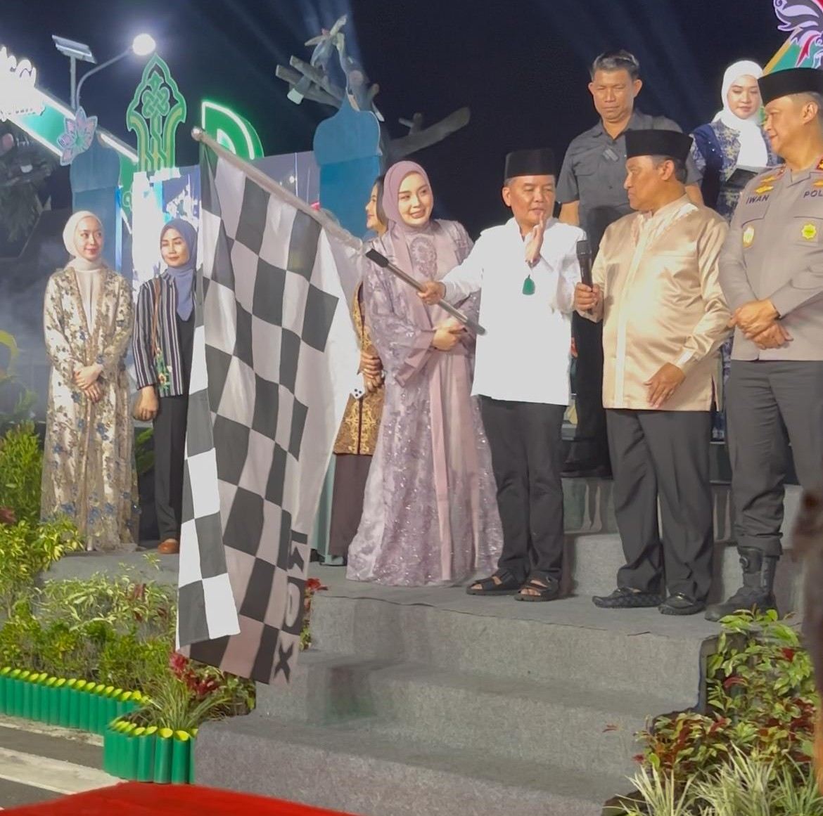 Kepala BAPPERIDA Prov. Kalteng Leonard S. Ampung  Hadiri Gema Pawai Takbir Sambut Idul Fitri 1446 H