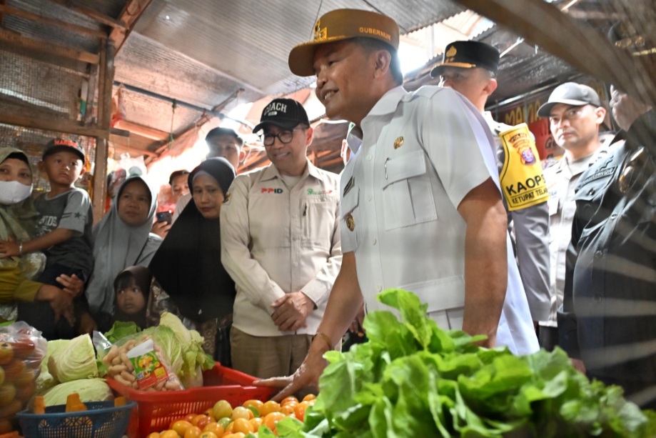 Kepala BAPPERIDA Prov. Kalteng Leonard S. Ampung Dampingi Kunker Gubernur Tinjau Pasar Keramat Sampit