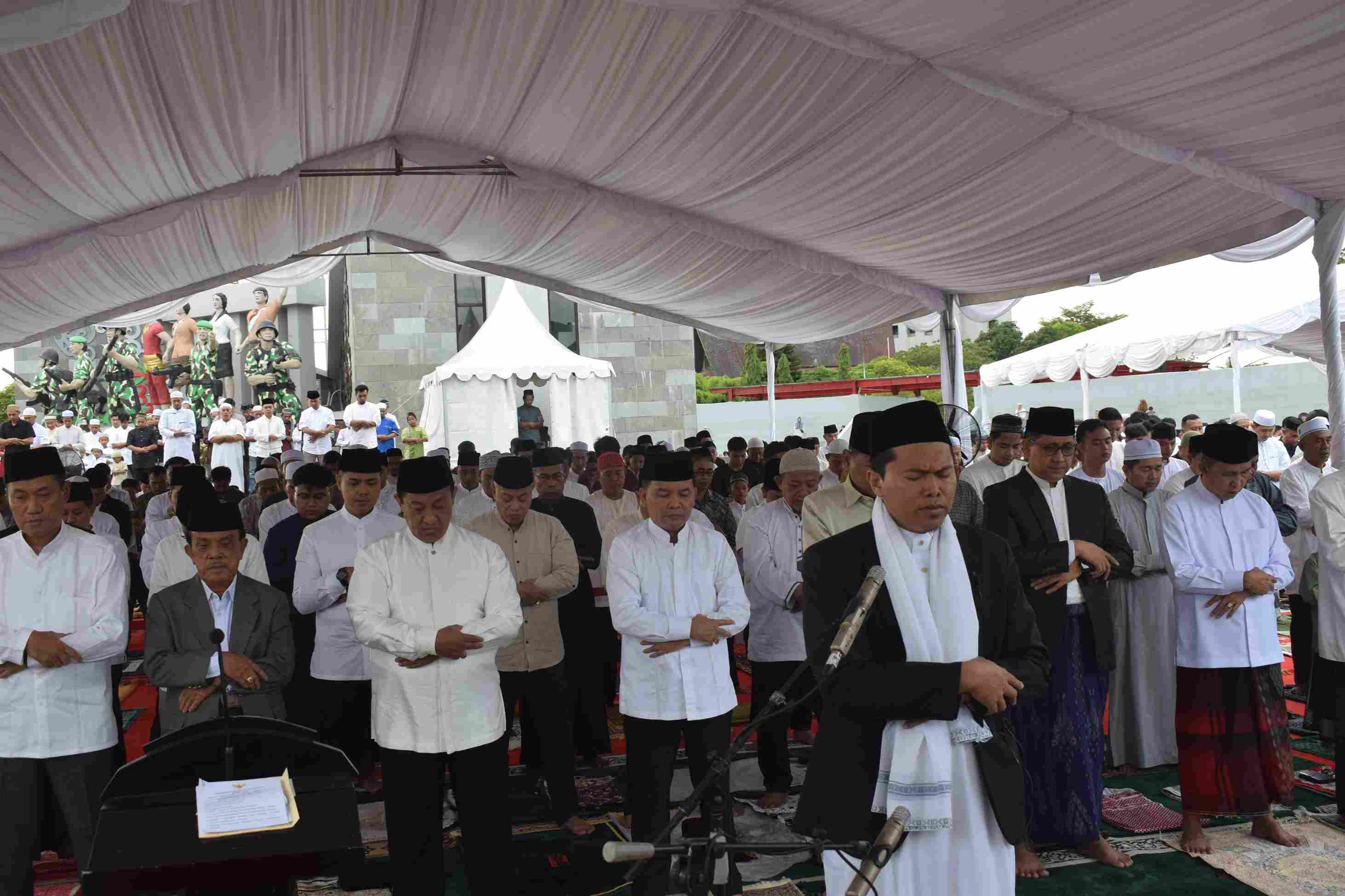 Kepala Dislutkan Prov. Kalteng Darliansjah Ikuti Shalat Idulfitri
