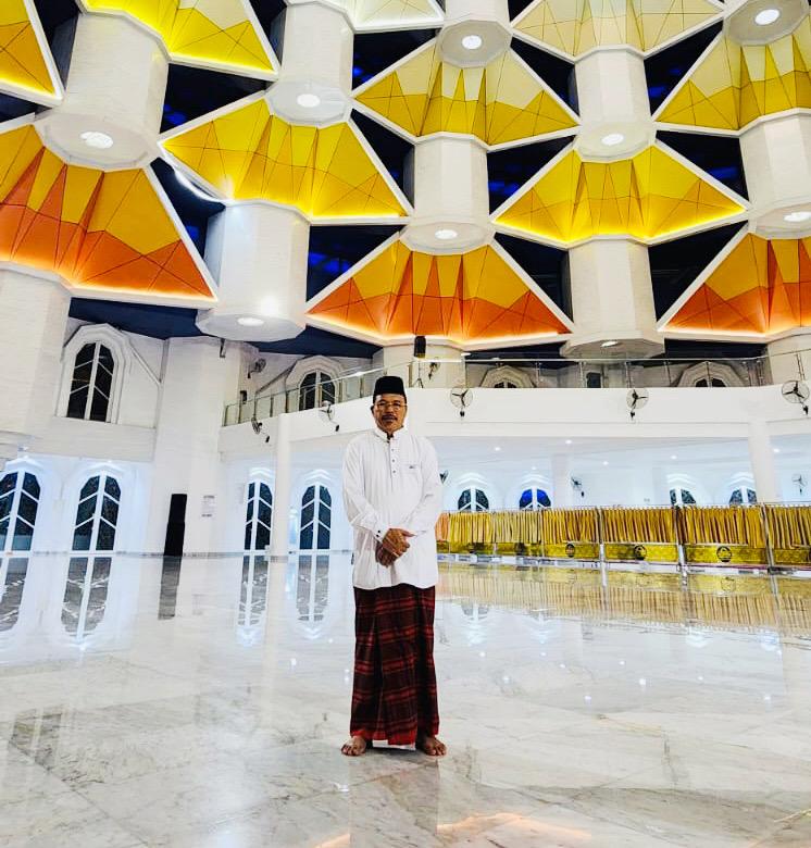Sekda Prov. Kalteng Nuryakin Salat Subuh Berjamaah di Masjid Kubah 99 Asmaul Husna