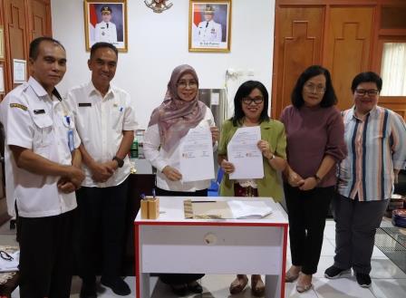 Kadispursip Kalteng Nunu Andriani Menandatangani PKS Penyusunan Naskah Akademik Raperda dengan LPPM UPR