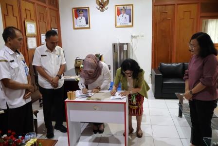 Kadispursip Kalteng Nunu Andriani Menandatangani PKS Penyusunan Naskah Akademik Raperda dengan LPPM UPR