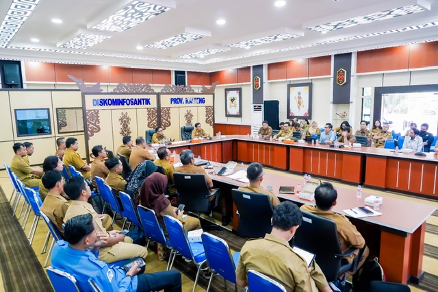 Plt. Kadiskominfosantik Prov. Kalteng Rangga Lesmana Pimpin Rapat Terkait Penyediaan Sarana Internet di Provinsi Kalteng