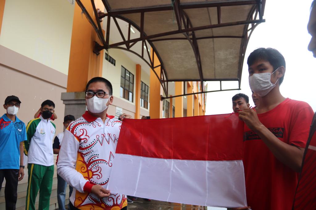 Sekda Kab. Pulang Pisau Pimpin Kegiatan Gerakan Pembagian Satu Juta Bendera Merah Putih