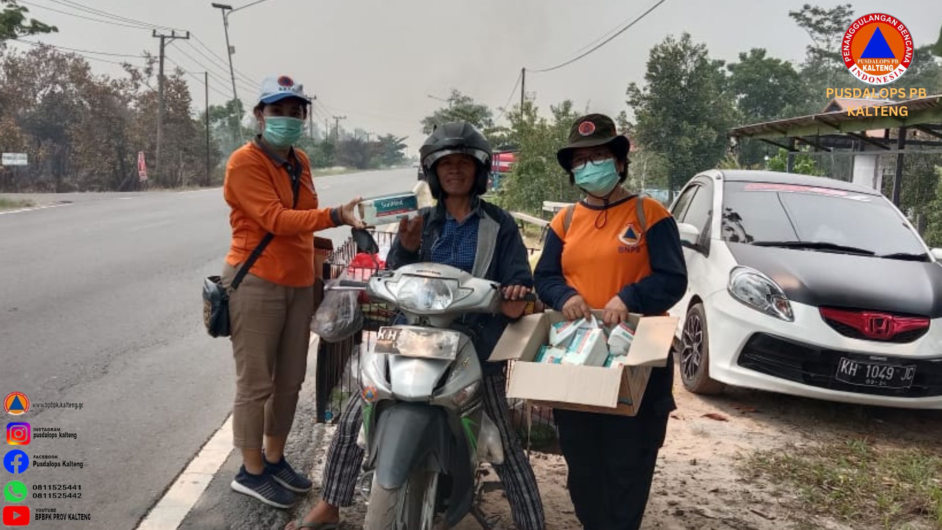 Satgas Pengendalian Karhutla Bagikan Masker Gratis Kepada Warga di Km. 33 Desa Tumbang Nusa