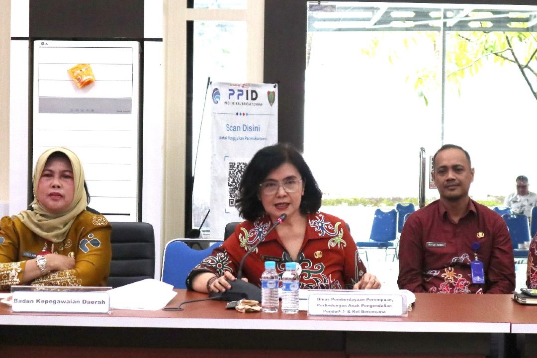 Kepala DP3APPKB Linae Victoria Aden Ikuti Tahapan Presentasi dalam Monitoring dan Evaluasi Keterbukaan Informasi Publik
