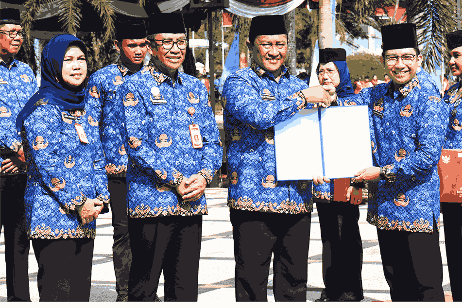 Wagub Kalteng Edy Pratowo Serahkan SK Pengangkatan PPPK, Usai Pelaksanaan Upacara HUT ke-54 KORPRI