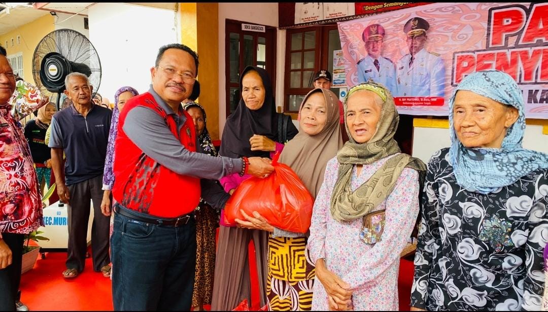 Sekda Prov. Kalteng Buka Pasar Penyeimbang Di Kelurahan Beriwit