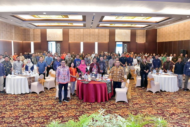 Kepala Bappedalitbang Leonard S. Ampung Sampaikan Peluang Investasi di Kalimantan Tengah dalam Forum Investor Kalteng