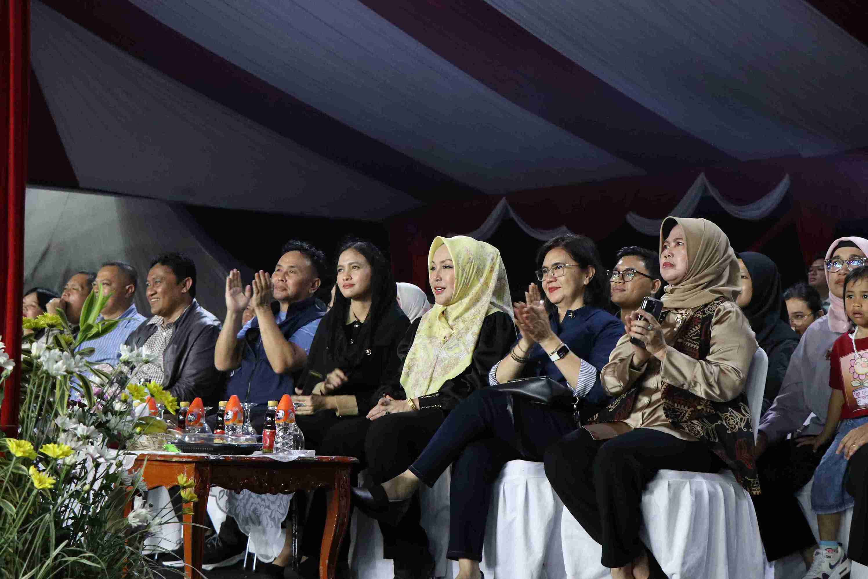 Kepala BKD Prov. Kalteng Lisda Arriyana Hadiri Pesta di Tanah Berkah Malam Lepas Sambut Tahun 2024-2025
