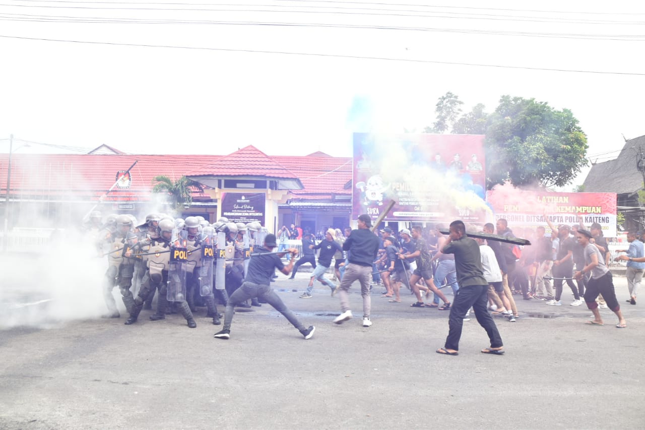 Staf Ahli Gubernur Bidang KSDM Hadiri Simulasi Peningkatan Kemampuan Personel Dalam Rangka Pengamanan Tahapan Pemilu Tahun 2024