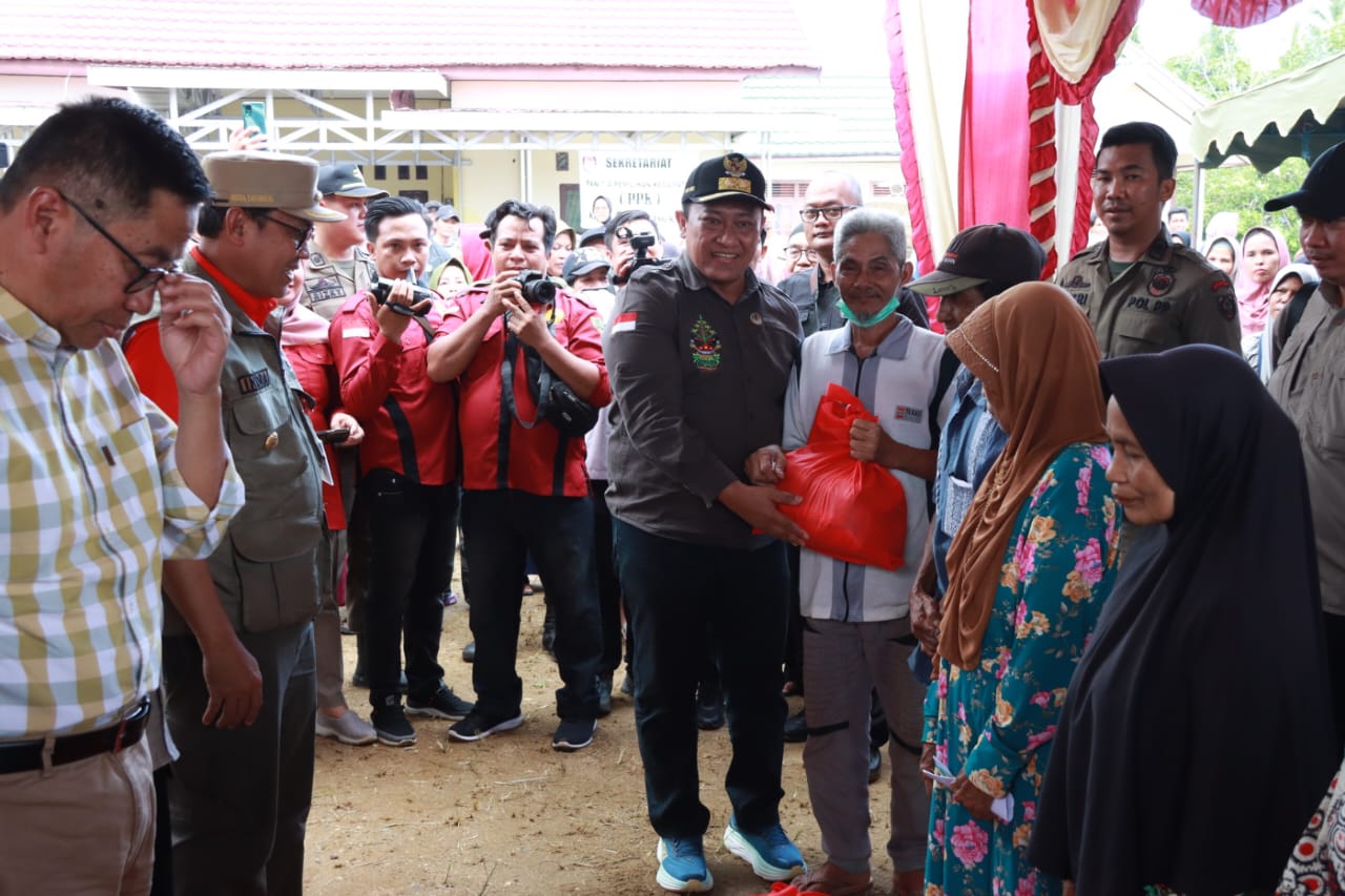 Wagub Edy Pratowo Tinjau Sekaligus Buka Pasar Penyeimbang di Kantor Camat Pematang Karau