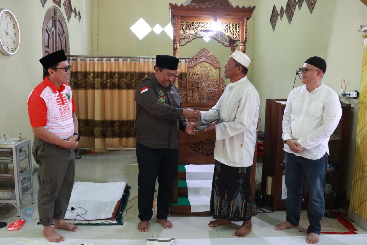 Gubernur Kalteng Beri Bantuan Uang Tunai Untuk Pengurus Masjid Besar Ar-Rahman Jihi 