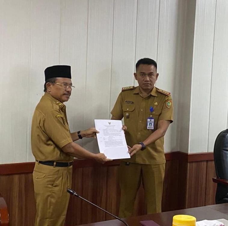Sekda Prov. Kalteng Serahkan Surat Perintah Pelaksana Tugas (Plt) Kepala Pelaksana BPBPK Prov. Kalteng