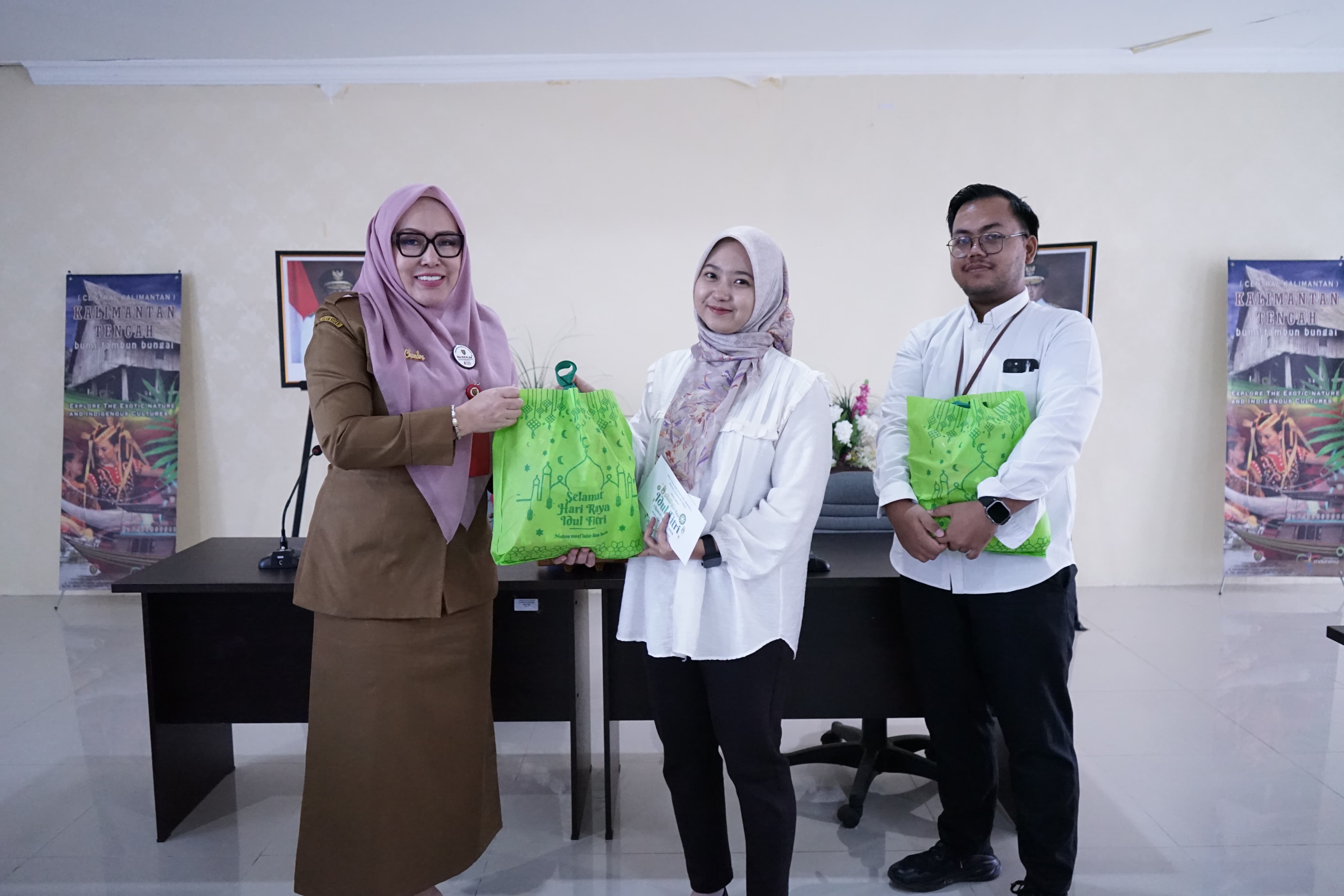 Disbudpar Prov. Kalteng Gelar Acara Berbagi Berkah Kepada Tenaga Kontrak Disbudpar Dalam Rangka Jelang Hari Raya Idulfitri 1445 H