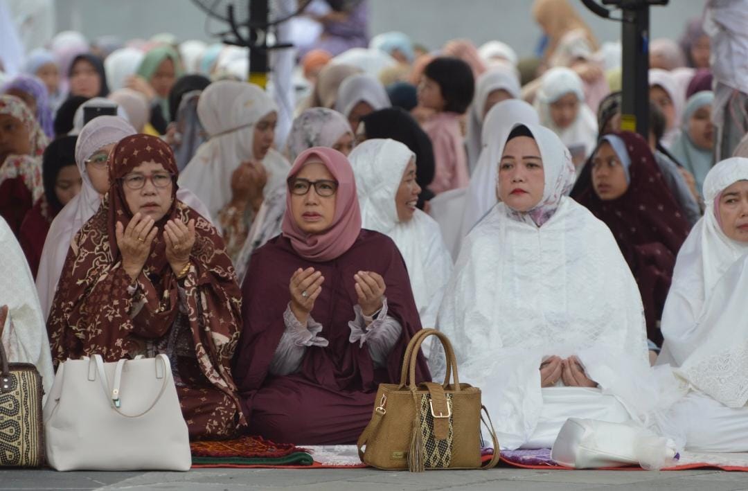 Kadis TPHP Sunarti Bersama Jajaran Pejabat Administrator Lingkup Dinas TPHP Prov Kalteng Turut Hadiri Salat Idulfitri 1446 H