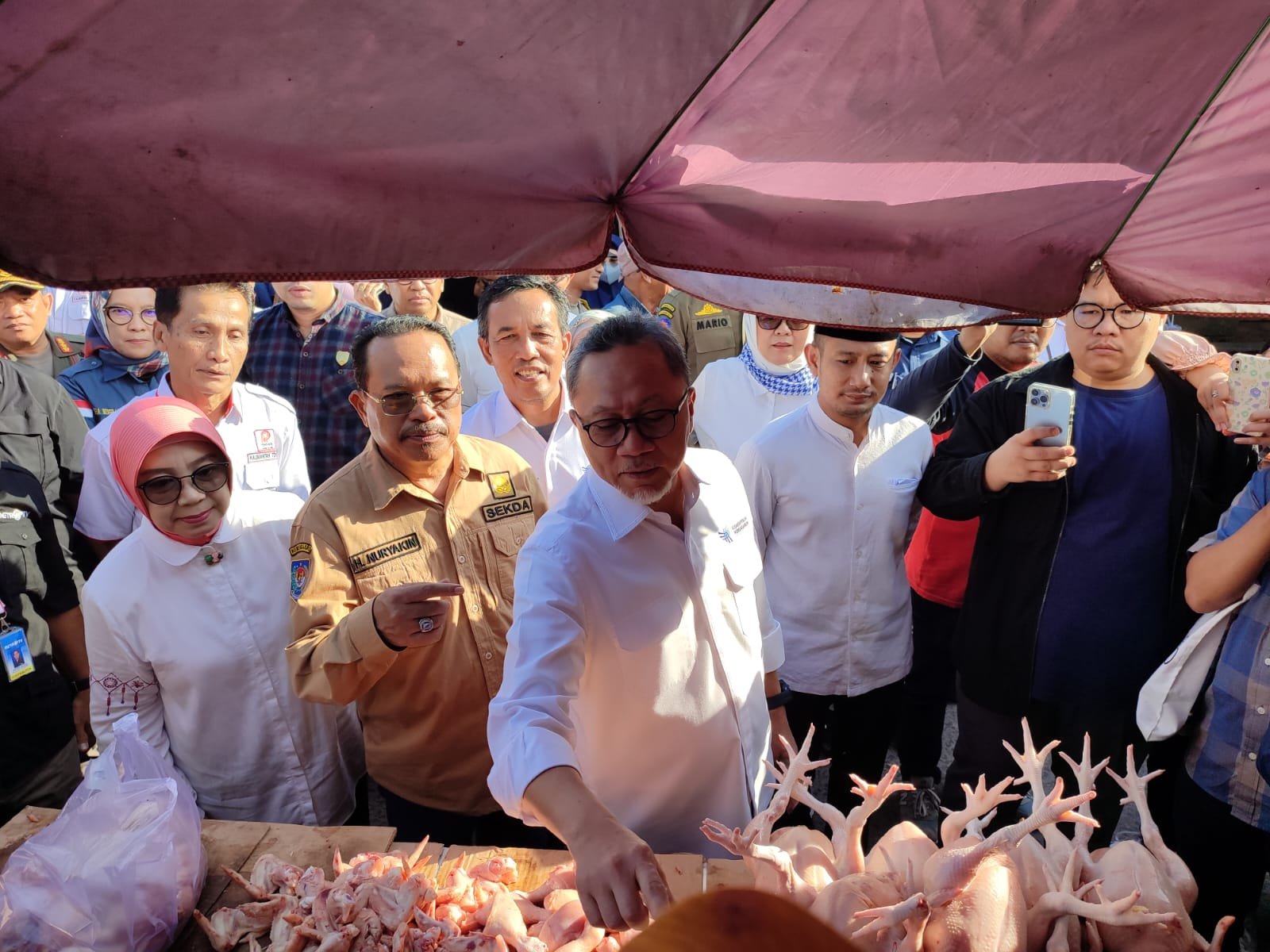 Sekda Prov. Kalteng Dampingi Mendag RI Lakukan Pemantauan Harga di Pasar Besar