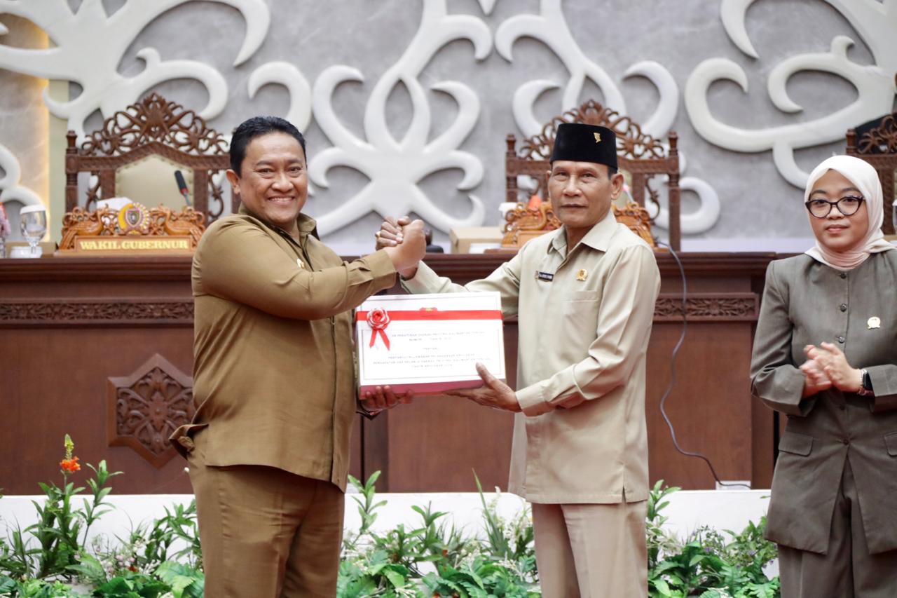 Wagub Edy Pratowo Sampaikan Laporan Pertanggungjawaban Pelaksanaan APBD Prov. Kalteng TA. 2024 Dalam Rapur Ke-5 Masa Persidangan III Tahun Sidang 2025