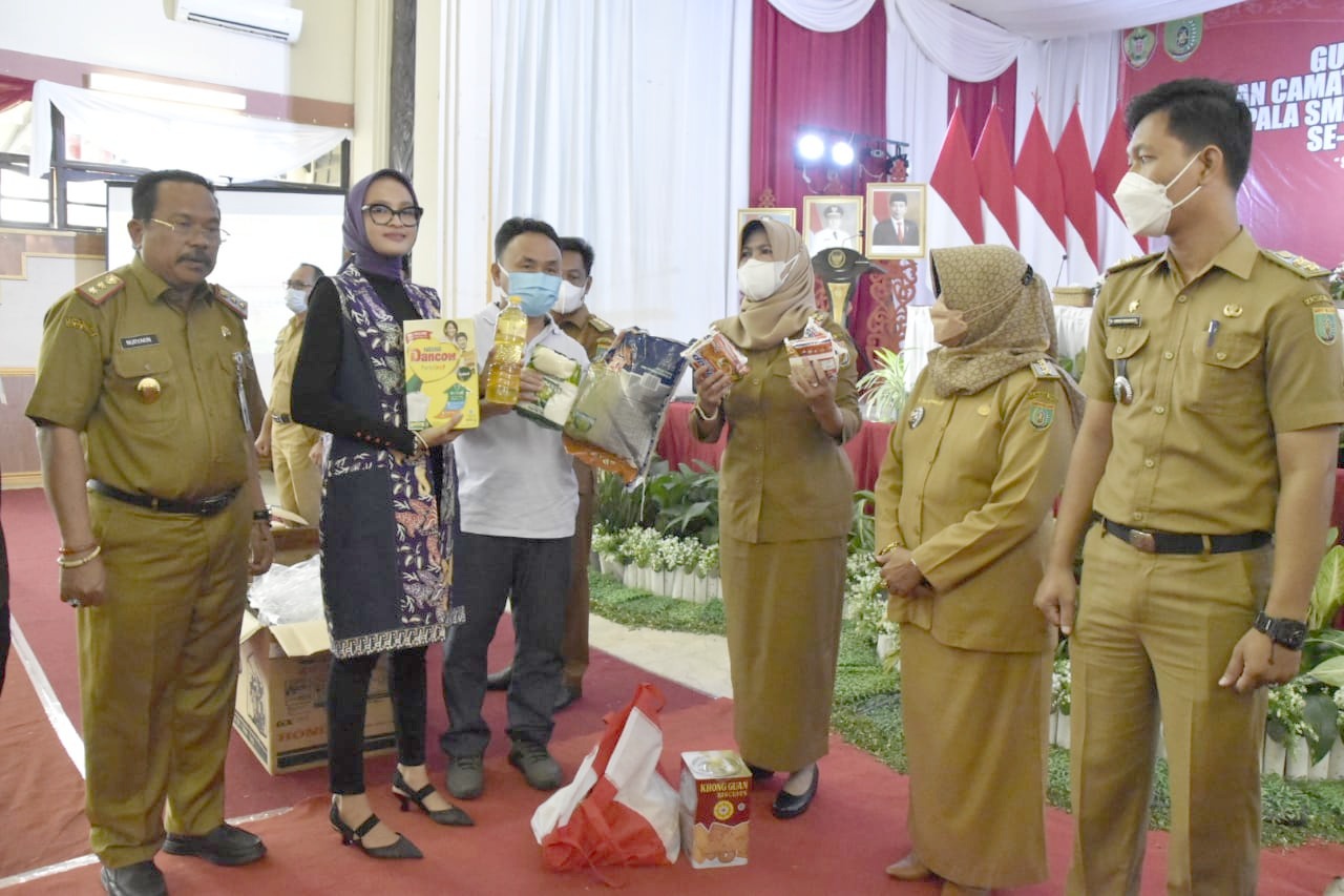 Gubernur Kalteng Sugianto Sabran Gelar Raker Dan Serahkan Langsung Bantuan Sosial