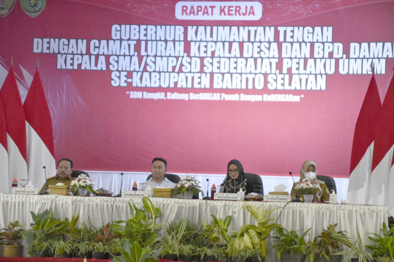 Gubernur Kalteng Sugianto Sabran Gelar Raker Dan Serahkan Langsung Bantuan Sosial