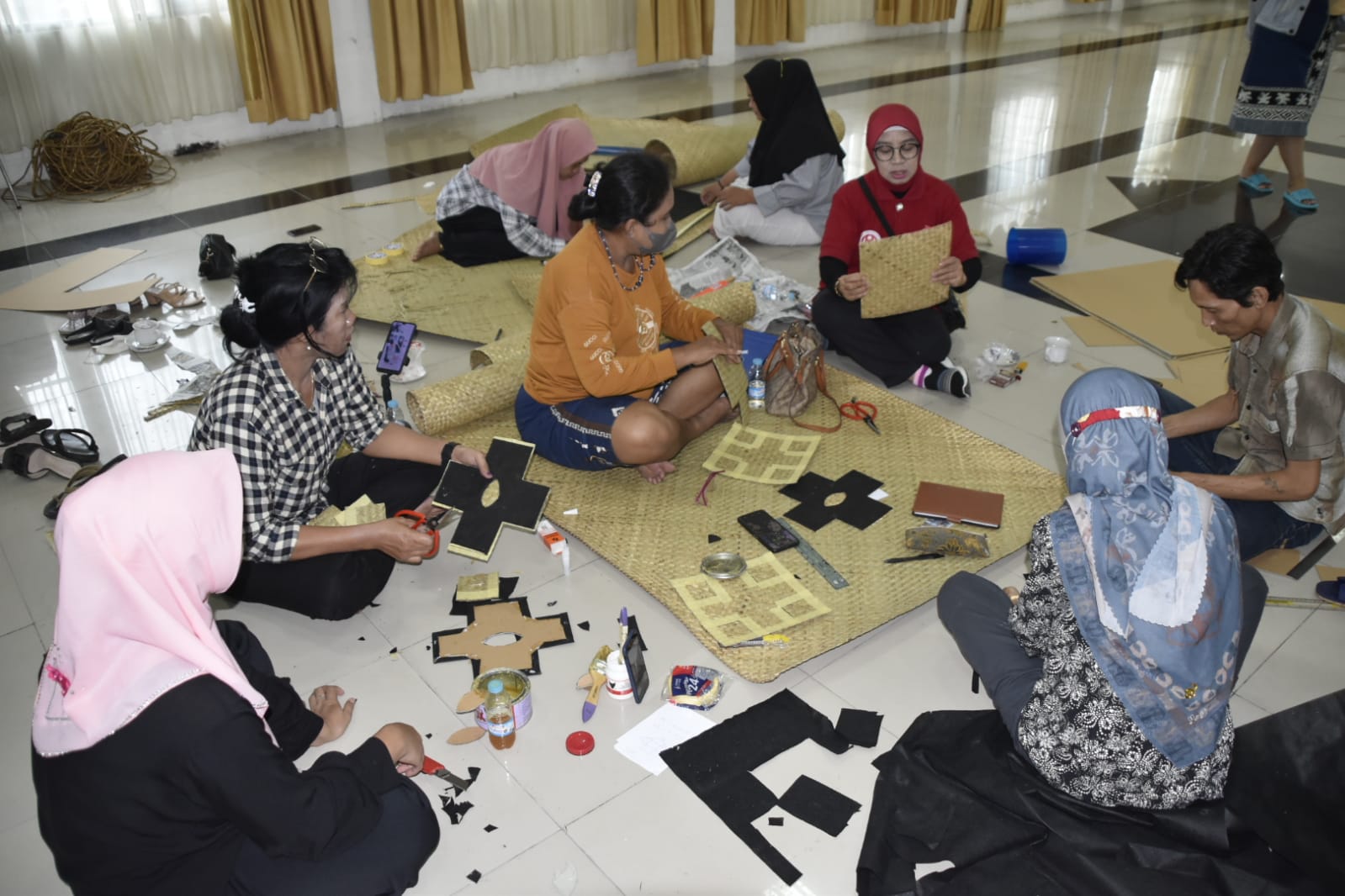 Disdagperin Kalteng Bersinergi Dengan Dekranasda Gelar Bimtek Inovasi Produk Anyaman Purun