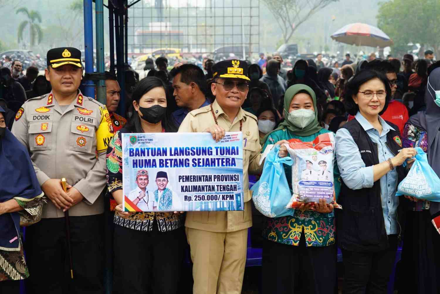 Gubernur Kalteng Agustiar Sabran Salurkan Bantuan Pangan, KHBS, dan Air Bersih bagi Warga Katingan Terdampak Karhutla