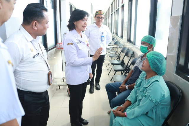 Pj. Sekda Kalteng Linae Victoria Aden Buka Operasi Katarak Gratis dalam Rangka Hari Jadi ke-69 Provinsi Kalteng