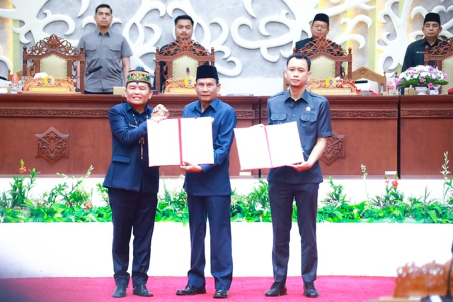 Gubernur Kalteng Agustiar Sabran Hadiri Rapur ke - 15 Masa Persidangan III Tahun Sidang 2025 DPRD Prov. Kalteng