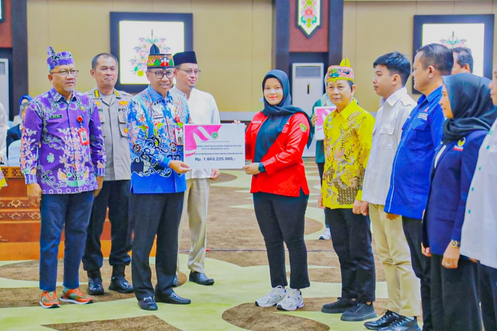Plt Sekda Prov Kalteng Leonard S Ampung Hadiri Penyerahan dan Penyaluran Bantuan Keuangan kepada Partai Politik Prov. Kalteng