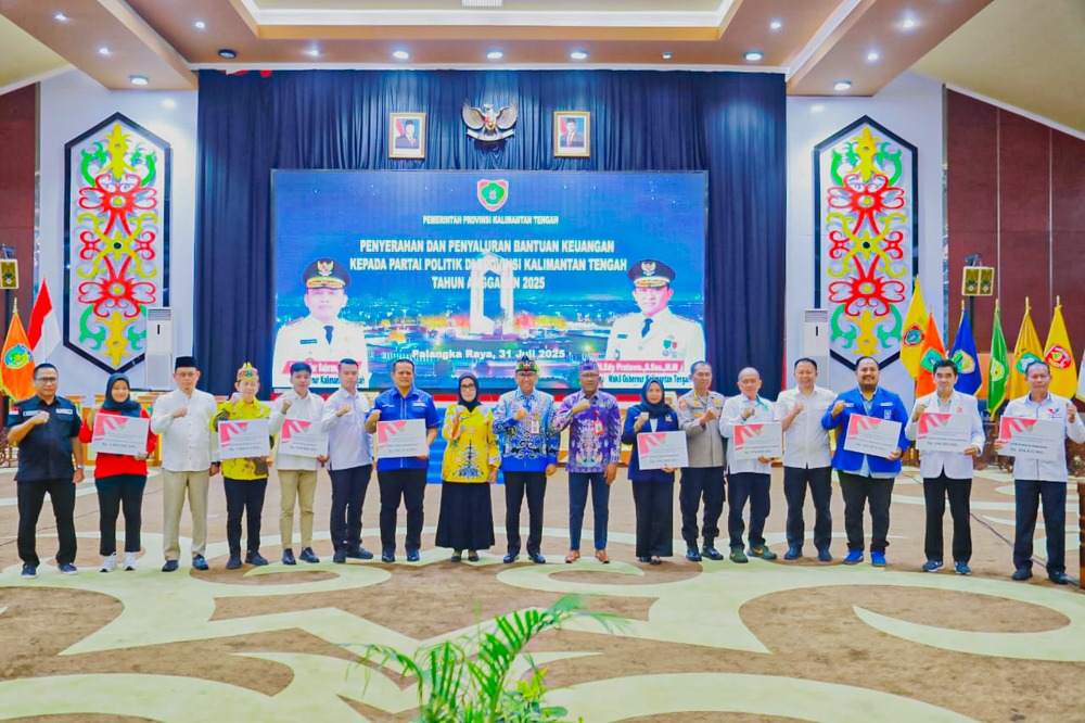 Plt Sekda Prov Kalteng Leonard S Ampung Hadiri Penyerahan dan Penyaluran Bantuan Keuangan kepada Partai Politik Prov. Kalteng