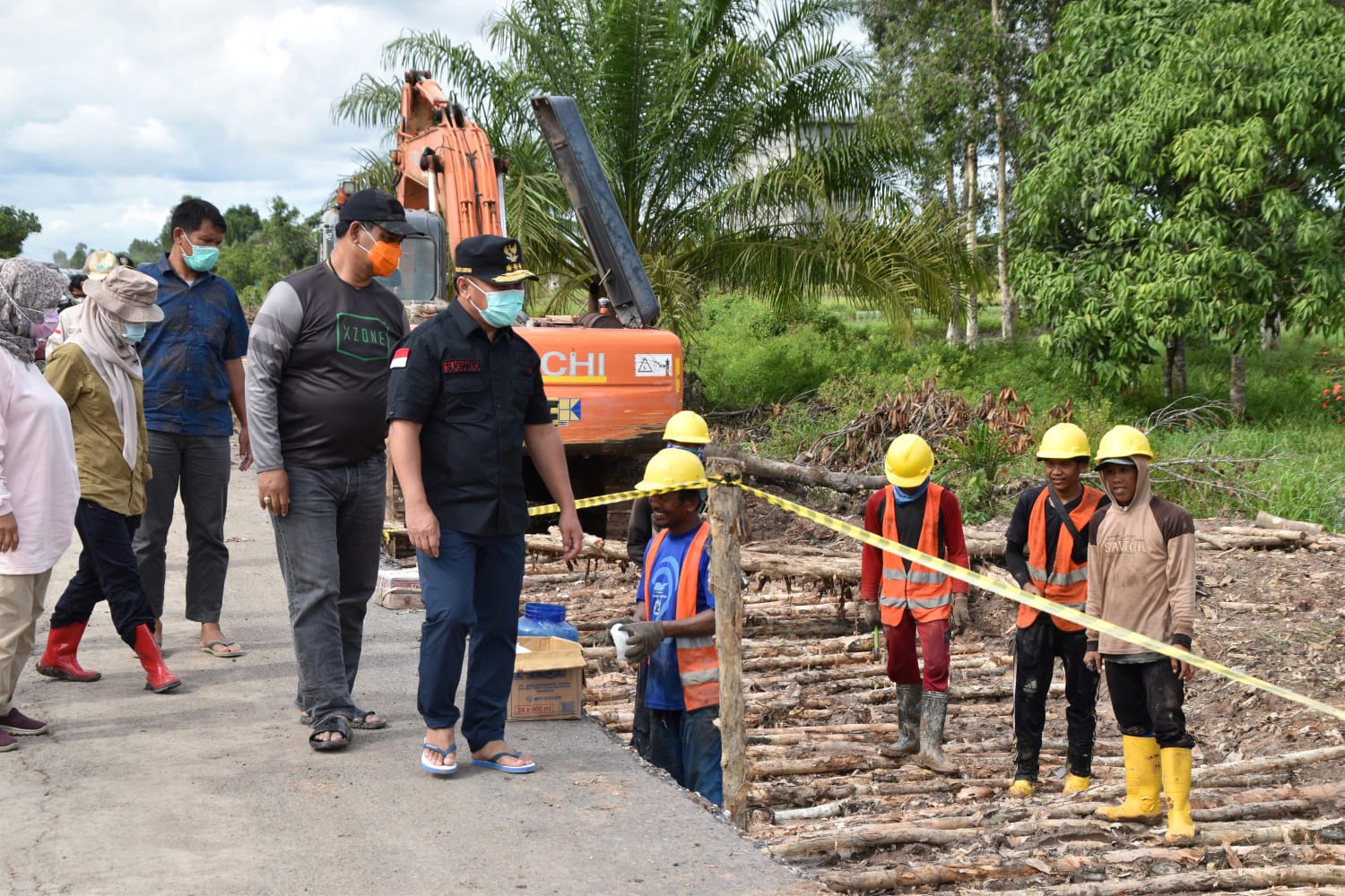 SEJUMLAH RUAS JALAN RUSAK, GUBERNUR KALTENG INSTRUKSIKAN MAKSIMALKAN PENERTIBAN ANGKUTAN OVER KAPASITAS