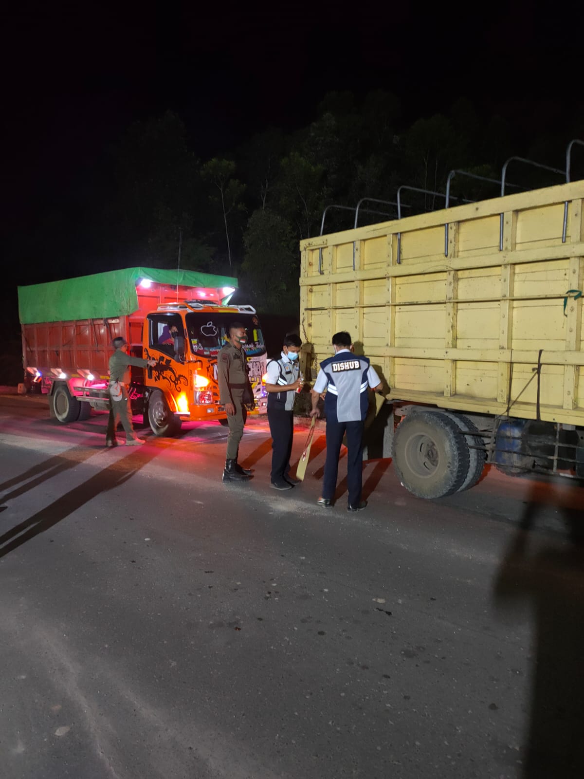 SEJUMLAH RUAS JALAN RUSAK, GUBERNUR KALTENG INSTRUKSIKAN MAKSIMALKAN PENERTIBAN ANGKUTAN OVER KAPASITAS