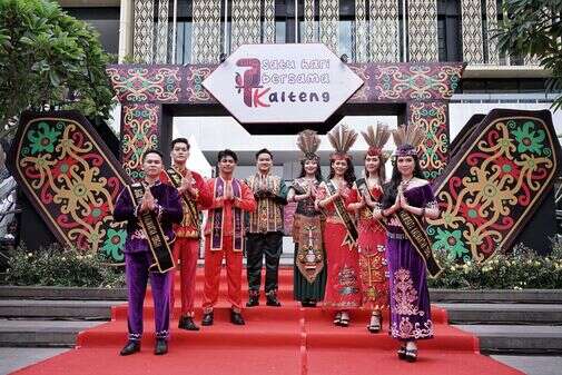 Jagau dan Bawi Kalteng Tampil Fashion Show dengan Busana Tradisional Khas Kalteng