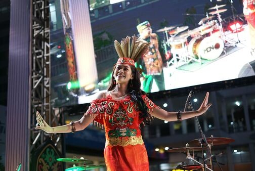 Jagau dan Bawi Kalteng Tampil Fashion Show dengan Busana Tradisional Khas Kalteng