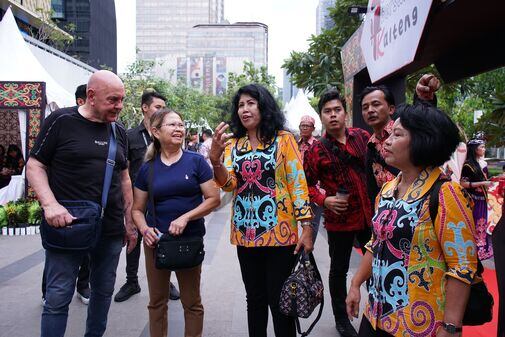 Jagau dan Bawi Kalteng Tampil Fashion Show dengan Busana Tradisional Khas Kalteng