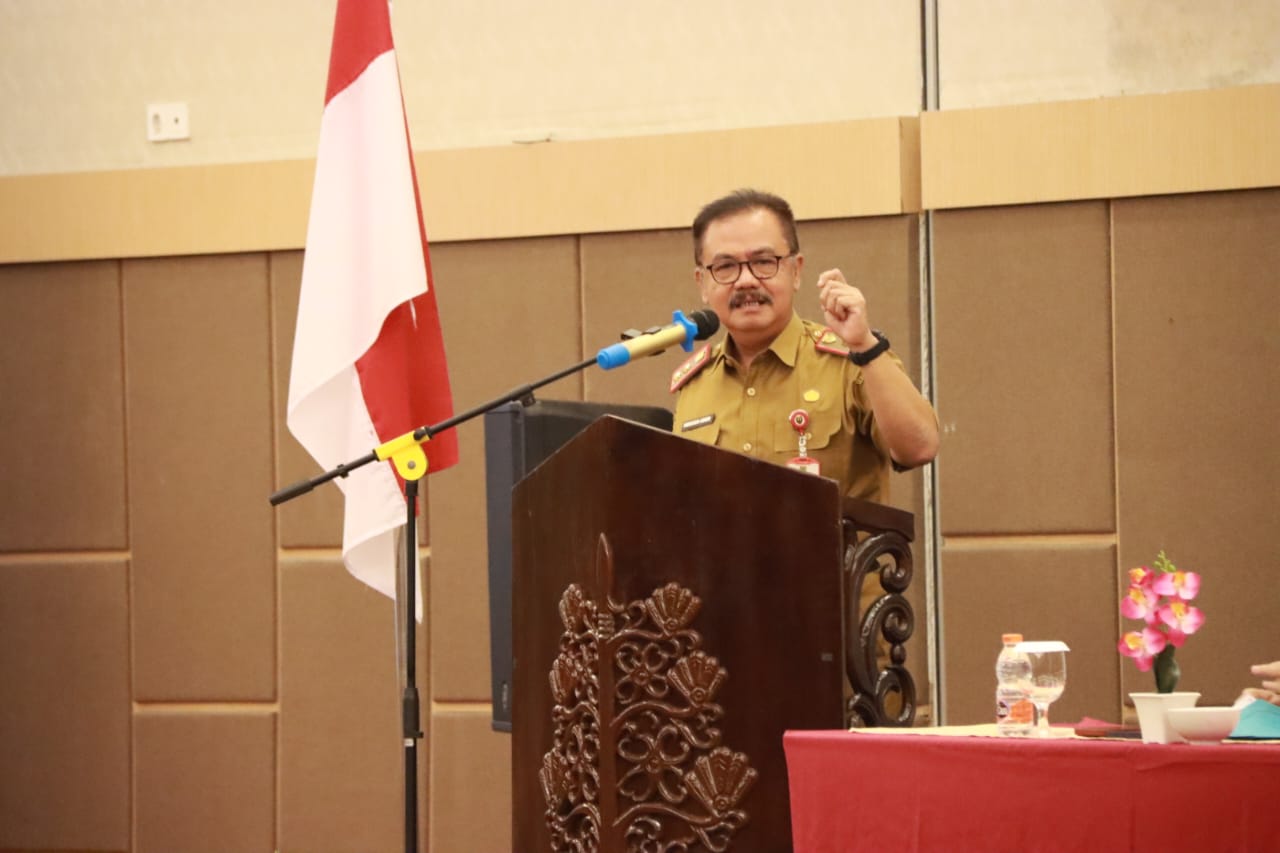 Herson B. Aden Buka Pelatihan Pengoperasian Aplikasi Sistem Informasi dan Administrasi Pemerintah Desa